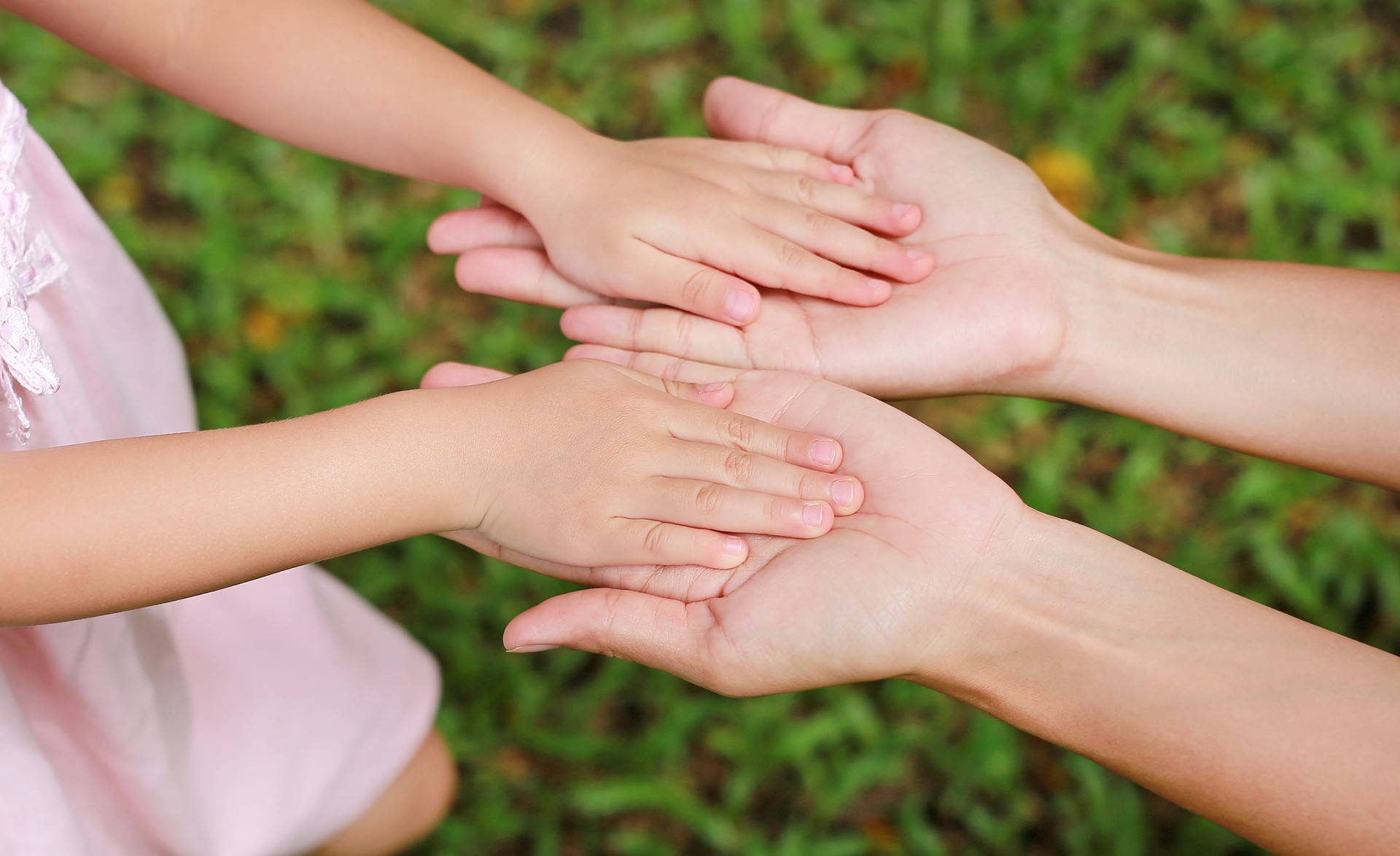 mains de mère en fille.