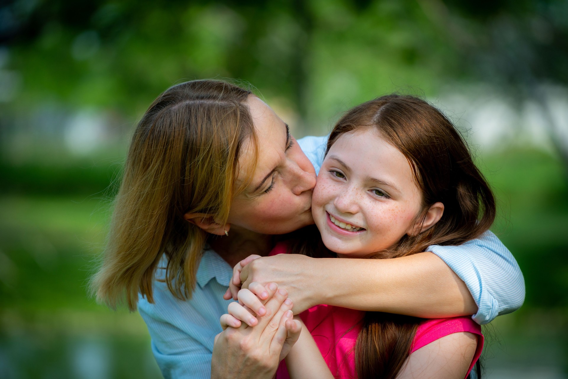 Détendue heureuse mère et petite fille kid en parc public en plein air. Concept pour le planning familial et l’enfant.